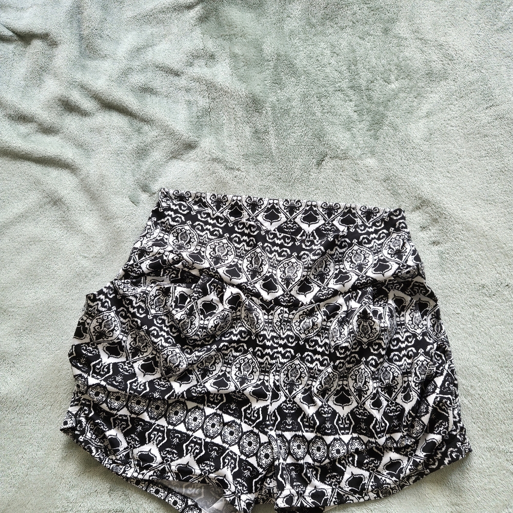 Valia Black and White Geometric Women's Athletic Shorts